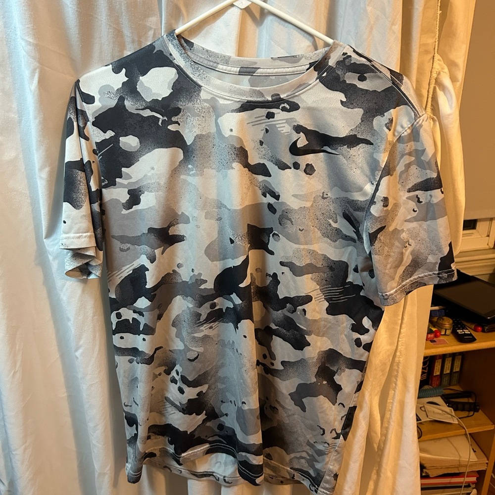 Nike men’s medium dri fit grey camo tee